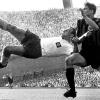 Seine Sonderschichten im Training machten es möglich: Uwe Seeler gelang es, den Ball aus allen Lagen ins Tor zu befördern.