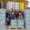 (hä) 24 verschiedene Bier-Flaschen, alle aus Rhöner Brauereien, ergeben auch in diesem Jahr wieder einen originellen Adventskalender. So haben die Brauereien aus dem Landkreis Rhön Grabfeld im Projekt „Wir sind Rhöner Bier!“ den diesjährigen Adventskalender bei Central-Getränke in Wülfershausen präsentiert. „Innerhalb von 48 Minuten waren im vergangenen Jahr die Bier-Adventskalender ausverkauft“, erzählt Manuela Michel von der Tourismus GmbH Bayerische Rhön, die für das Projekt verantwortlich ist. Kaufen oder vorbestellen kann man den Kalender im Central-Getränke in Wülfershausen, bei den teilnehmenden Brauereien oder in der Tourismus GmbH Bayerische Rhön. Reservierungen gehen auch per E-Mail an info@wir-sind-rhoener-bier.de. Diesmal sind es 200 Bier-Adventskalender, die ab Montag, 7. November, zum Verkauf angeboten werden. Inhaltlich nur so viel: Zum größten Teil wird man mit Sonderabfüllungen überrascht. Weitere Informationen gibt es auf www.wir-sind-rhoener-bier.de