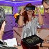 Mit der „Virtual-Reality-Brille“ sieht der Betrachter einen eingerichteten Raum und kann sich so das Aussehen seines künftigen Wohnraumes vorab ansehen.