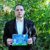 Sein erstes Kinderbuch: der Karbacher Schriftsteller Andreas Herteux mit seinem Werk „Das Sternenkind und der Rabe“.