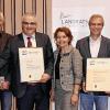 Das Wir gewinnt: Die Übergabe der Urkunden feierten im Landratsamt (von links) Monika Müller, Thomas Heffels und Dominik Hauck von der Theatergruppe Schnackenwerth, Vizebürgermeister Lukas Hartung (Hambach), Dittelbrunns Bürgermeister Willi Warmuth, Kreisfachberaterin Brigitte Goss, Konrad Bonengel (Vereinsgemeinschaft Schnackenwerth), Wernecks Bürgermeisterin Edeltraud Baumgartl, Landrat Florian Töpper sowie Marktgemeinderat Sebastian Hauck.