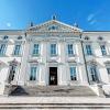 Das Schloss Bellevue in Berlin ist der erste Amtssitz des Bundespräsidenten (der zweite Amtssitz ist übrigens die Villa Hammerschmidt in Bonn). Gesucht wird ein neuer Hausherr, seit Bundespräsident Joachim Gauck auf eine zweite Amtszeit verzichtet hat. Aber die Würfel sind immer noch nicht gefallen.