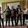 Schunkeln zum Finale: Am Schluss versammelte sich das ganze Vorbereitungsteam mit Clownin Rosa (ganz links) auf der Bühne. Im Bild ab Zweite von links: Karina Werner, Johanna Steiner, Gabi Wrusch, Bärbel Eckert, Erika Schneider, Monika Landgraf, Elsa Hoch und Karina Werner.