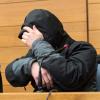 dpatopbilder Der Fahrdienstleiter Michael P. sitzt am 10.11.2016 in Traunstein (Bayern) mit Handschellen vor dem Landgericht in der Anklagebank. Dem angeklagten Fahrdienstleiter wird fahrlässige Tötung vorgeworfen. Der Bahnmitarbeiter soll Signale falsch gestellt und bis kurz vor dem Frontalzusammenstoß der beiden Züge auf seinem Smartphone gespielt haben. Foto: Peter Kneffel/dpa +++(c) dpa - Bildfunk+++