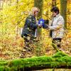 In einem Waldstück bei Greußenheim wird der erste Friedwald im Landkreis Würzburg am 20. November eröffnet. Greußenheims Bürgermeisterin Karin Kuhn (rechts) und Bestatterin Angela Stegerwald haben sich das Waldgelände angeschaut.