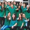 (amk)   Die Schulzeit ist vorbei, das erste Lehrjahr beginnt. 35 junge Erwachsene machen bei BayWa Bau & Garten diesen wichtigen Schritt in ihre Zukunft, informiert das Unternehmen in einer Pressemitteilung. Gleichzeitig sind sie auch die Zukunft des Bau- und Gartenmarktunternehmens. „Qualifizierte Nachwuchsförderung ist ein entscheidender Erfolgsfaktor. Wir freuen uns auf die jungen Talente“, sagt Marktleiter Olaf Kauck vom BayWa Bau- und Gartenmarkt in Karlstadt am Hammersteig. Die BayWa setze auf die gute Ausbildung der Mitarbeiter. Das Unternehmen beschäftigt rund 2000 Mitarbeiter, davon über 100 Auszubildende. „Unseren Auszubildenden eine gute und fundierte Ausbildung zu ermöglichen, liegt uns sehr am Herzen. Die Karrierechancen sind dabei außergewöhnlich gut, unsere Führungspositionen besetzen wir überwiegend aus eigenen Reihen“, so Marktleiter Olaf Kauck. In diesem Jahr begrüßt BayWa Bau & Garten 29 Kaufleute im Einzelhandel und sechs Verkäufer im ersten Ausbildungsjahr. Für die Ausbildung 2017 läuft schon die Bewerbungsphase. Informationen zu allen Ausbildungsberufen und zum dualen Studium unter baywa-baumarkt.de.