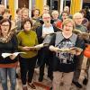 (new)   Vor beinahe einem Jahr hat die Evangelische Kantorei die Proben für Händels weltberühmtes Oratorium „Messias“ aufgenommen (zwischendrin auch anderes musiziert) und jetzt legt sie sogar noch Wochenend-Überstunden ein, um für die Aufführung am Sonntag, 20. November, den letzten Schliff zu bekommen. Gemeinsam mit ihrer Dirigentin freuen sich die Sängerinnen und Sänger auf das Zusammenwirken mit Orchester und Solisten, die Kirchenmusikdirektorin Karin Riegler ins Schwärmen bringen. Anna Nesyba übernimmt die Sopran-Partien und Kathrin Edelmann den Alt. Besonders prominent besetzt ist der Tenor mit André Khamasmie, der schon mit Dirigentengrößen wie Kurt Masur oder Sir Roger Norrington zusammenarbeitete. Beste Erinnerungen hat man in Bad Neustadt aus dem vergangenen Jahr an den sonoren Bass von Tobias Freund (Nürnberg). Nicht zum ersten Mal gastiert auch das Orchester „Soli deo gloria“ (Gott allein sei Ehre) in der Christuskirche. Das Ensemble aus Weimar spielt auf historischen Instrumenten und nähert sich damit der barocken Aufführungspraxis an. Der vollständige Messias würde drei Stunden dauern und damit am Ende wohl jeden noch so begeisterten Zuhörer überfordern. Daher hat Karin Riegler einige Partien herausgenommen, sodass man sich auf zwei gehaltvolle Stunden freuen darf. Sie beginnen am Sonntag, 20. November, um 17 Uhr in der Christuskirche und versprechen nicht nur mit dem „Halleluja“ bewegende und erhebende Musik. Karten für das Konzert gibt es bei Lotto Arnold, ? (09771) 4053, im evangelischen Pfarramt, ? (09771) 6369610, und an der Abendkasse.