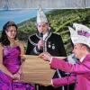 Das neue Prinzenpaar Verena I. und Michael I. stellte sich bei der „Närrischen Weinprobe“ in Stetten vor. Gesellschaftspräsident Frank Steinmetz hält die Proklamationsrolle.