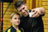 Badminton-Berühmtheit: Michael Fuchs beim Selfie mit einem jugendlichen Fan. Badminton-Berühmtheit: Michael Fuchs beim Selfie mit einem jugendlichen Fan.