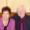 Margarethe und Heinrich Uhlaus Albertshofen feierten und feiern Goldene Hochzeit. Am 11. November 1966 gaben sie sich vor dem Standesbeamten das Ja-Wort, Gottes Segen kam am 13. November hinzu.  Im Februar 1963 lernte die 16-jährige Mainbernheimerin Margarethe Orf, genannt Grete, auf dem Faschingsball im Albertshöfer Sternwirt den 23-jährigen Heinrich kennen. Im März wurden sie zum ersten Mal als Paar zu Freunden eingeladen, verrät Tochter Christine in einer Mitteilung. Drei Jahre später läuteten in Mainbernheim die Hochzeitsglocken und noch in der Hochzeitsnacht zogen sie in ihr neugebautes Haus in Albertshofen.  Heinrich Uhl machte nach der Schule bei der VR-Bank in Kitzingen eine Lehre zum Bankkaufmann, wechselte später zur Firma Knauf und war dort 34 Jahre im Finanz- und Rechnungswesen tätig.  Grete Uhl absolvierte eine Ausbildung zur Einzelhandelskauffrau, kümmerte sich später um die drei Kinder und den Haushalt und arbeitete in einer Kitzinger Bäckerei. In der Freizeit traf man Heinrich Uhl auf dem Fußballplatz oder mit seinem Akkordeon beim Musizieren. Er war lange Mitglied in einer Band und trat auch als Alleinunterhalter auf. Als Sänger ist er beim Albertshöfer Sängerverein noch aktiv.   Margarethe Uhl verbrachte und verbringt ihre Zeit gerne im Garten oder sie backt. Neben der Familie – dazu gehören auch fünf Enkel – gratulieren Nachbarn, Bekannte, Pfarrer Otto Gölkel, Bürgermeister Horst Reuther und viele Albertshöfer Vereine.  Die Feier mit der Familie fällt auf die gleichen Tage wie vor 50 Jahren und findet auch wieder im Heimatort der Jubilarin statt. Um 15 Uhr feiert Pfarrer Paul Häberlein in der evangelischen Kirche Mainbernheim eine Dankandacht mit dem Jubelpaar, die vom Sängerverein Albertshofen gestaltet wird.   Foto: Christine Schmer