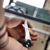 Mit dem Messer in die Schule? Man kann sich kaum vorstellen, dass es so etwas in Bayern gibt. Ein Blick in die Zeitungen beweist das Gegenteil. Erst kürzlich wurde eine Lehrerin in Regensburg mit einer Waffe bedroht. In Nürnberg musste die Polizei kürzlich einen Berufsschullehrer schützen.
