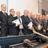 Geehrt wurden (von links) Manfred Neubert (40 Jahre Mitglied), Fritz Baumann (50), Herrmann Zembsch (65), Erich Kiehl (60), Wolfgang Schmidt (60), Max Angermair (80), Bernd Wehner (65), Rudolf Bamberg (60), Kurt Vogel für den BLSV, Johannes Przyklenk (40), Alfred Somnitz (40), Elfriede (für Manfred) Griebel (60), Otto G. Schäfer (65).
