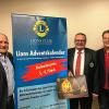 Der Verkauf des Adventskalenders 2016 des Lions Clubs Mittelmain-Karlstadt geht diesen Sonntag, 20. November, zum Andreasmarkt auf die Zielgerade. Zum vierten Mal legt der Lions Club den Kalender auf, mit dem man Preise gewinnen kann. Heuer sind fast 400 Preise im Gesamtwert von über 15 000 Euro im Topf, gespendet von Geschäftsleuten und Freunden des Clubs. Täglich werden 16 Preise ausgelost, darunter täglich 100 Euro Weihnachtsgeld in bar. Am Dienstag, 6. Dezember, gibt es fünf Sparbücher mit je 100 Euro und am 24. Dezember einen Goldbarren im Wert von 300 Euro. Eine Ballonfahrt und einen Rundflug kann man ebenfalls gewinnen. Jeder Kalender kostet fünf Euro und trägt eine Losnummer. Der Erlös aus den 5000 Kalendern kommt sozialen Projekten in der Region zugute. Das Bild zeigt Andreas Möhres (links), der die Gestaltung übernommen hat, Präsident Wolfgang Kunz und Activity-Beauftragten Peter Lübke (rechts).