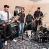 Im Proberaum in Neubrunn macht sich die Punkband „Fuckin‘ Chords“ für die Bühnen fit. Denn Hagen, Ben, Jan, Fabser, Alex und Holger (von links) haben Spaß an der Musik.