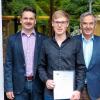 Christoph Müller (Mitte) wurde von Ausbildungsleiter Manfred Kaiser (rechts) und Ausbildungsmeister Peter Omert (links) für sein gutes Prüfungsergebnis ausgezeichnet. Er verstärkt das Team der EDV-Abteilung. im Überlandwerk Rhön.