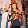 Der Geist der vergangenen Weihnacht (Hubertus von Krosigk, links) und der der gegenwärtigen Weihnacht (Christiane Friebe) beschließen dem geizigen Geschäftsmann Mr. Scrooge (Thomas Weppel, im Hintergrund) eine Lektion zu erteilen.