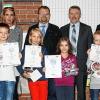 Gut gerechnet: Die Sieger bei der 9. Unterfränkischen Mathematikmeisterschaft in der Nikolaus-Fey-Volksschule Wiesentheid sind (von links vorne): Ronja Lehner (Iphofen), Simon Walter, Leni Sailer (beide Mainbernheim), Anna Krämer (Wiesentheid), Tom Schmitt (Buchbrunn) und Lennick Voigt (Volkach). Gratulanten waren (hinten, von links) Konrektorin Susanne Adler, Bürgermeister Werner Knaier, stellvertretender Landrat Paul Streng und Roland Rößert von der VR-Bank.