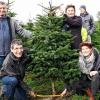 Unter den Augen von Günther Marx und Marianne Bols fällen Biokönigin Eva I. und Landrat Schiebel den ersten Bio-Weihnachtsbaum. J. GABEL