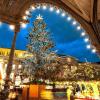 Hell erleuchtet strahlt ein Weihnachtsbaum auf dem Weihnachtsmarkt 2015 in Stuttgart vor dem Königsbau, zu dem vier Millionen Gäste erwartet werden.