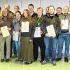 Voller Stolz konnten Lehrgangsleiter Hermann Langguth (links) und Kreisgruppenvorsitzender Rudi Meyer (rechts) 14 Jungjägern ihren Jägerbrief übergeben. Diese hatten im vergangenen Jahr den 23. Jägerkurs der Kreisgruppe Haßfurt besucht und laut einer Pressemitteilung mit herausragenden Ergebnissen abgeschlossen. Langguth wünschte ihnen viel Freude in der Natur und Waidmannsheil, erinnerte aber auch an das Drumherum der Jagd. Dies beinhaltet neben der Hege auch das Anlegen von Blüh- und Äsungsstreifen, das Schaffen von Nistmöglichkeiten für Eulen und Singvögel sowie die dringend benötigte Mitarbeit in Hegegemeinschaften und Kreisgruppen. Nur so sei es möglich, dass das Bild der Jagd und das Tun der Jäger einen höheren Stellenwert erfährt. Foto: Andreas Müller