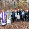 Ein steinernes Kreuz markiert den Eingang zum Ruhewald Greußenheim. Viele Gäste nahmen am Festakt am Totensonntag teil