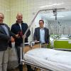 Die Main-Klinik in Ochsenfurt spendet zehn Pflegebetten für ein Krankenhaus in Ghana. Im Bild (von links) Alexander Schraml (Geschäftsführer Main-Klinik), Burkard „Sassi“ Freitag und Christian Schell (Geschäftsführer Main-Klinik). Das Bild zeigt Krankenhausbetten im Bettenlager der Klinik. Die zehn Pflegebetten lagern in Hopferstadt.