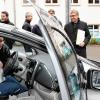 Die Elektromobilität war zentrales Thema bei einer Fortbildung für die Werkstattausbilder an den nordbayerischen Fachoberschulen. Autohändler Guido Vorndran (rechts) referierte anhand eines Renault „Zoe“ über Vor- und Nachteile, aber auch Probleme und mögliche Entwicklungen der Elektromobilität in naher Zukunft.FOTO: Johannes Benkert