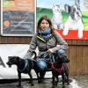 Anke Kuhn aus Homburg ist Physiotherapeutin und Osteopathin für Pferde und Hunde. Zu Beginn der Behandlung prüft sie die Beweglichkeit des Patienten (Bild unten), insbesondere der Gelenke.Fotos: Daniela Arndt
