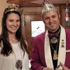 Die Fränkische Weinkönigin Christina Schneider (links) mit dem neuen Faschingsorden des Weingenießer-Club Nordheim (WGCN), den ihr Präsident Jürgen Förster überreicht hatte.