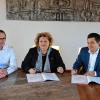 Mit Apotheker Tobias Bayer (rechts) wurde ein Mietvertrag für die neue Apotheke im medizinischen Versorgungszentrum in Kleinrinderfeld geschlossen. Bürgermeisterin Eva-Maria Linsenbreder freut sich auf den neuen Mieter und die zusätzlichen Möglichkeiten im Ort. Mit im Bild (links) Architekt Stephan Haas.