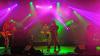 (biw)   Mit etwa 700 Besuchern beim Rockfestival im Wombacher Vereinsheim knüpften die drei Bands „Billy got a Gun“, „Shock Out“ und „Sling Shot“ an den Erfolg der Erstauflage im Vorjahr an. „Bis auf einige Schwierigkeiten mit dem Sound ist wieder alles prima gelaufen“, äußerte sich Michael Kunkel, Sänger und Gitarrist von Sling Shot, zufrieden. „Die Leute waren happy und bei der Organisation hat auch alles gepasst. Es war wie bei einem Beat-Abend von früher, nur ohne Stress,“ schmunzelt Kunkel und spielt auf die zuweilen auftretenden Handgreiflichkeiten auf Veranstaltungen dieser Art an. Bei bester Stimmung rockten die drei Bands jeweils etwa 90 Minuten lang das bunt gemischte Publikum im Wombacher Vereinsheim.