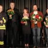 Blumen und Applaus zum Dank nehmen die Akteure von METTheater für ihre Aufführung von „Lampedusa“ entgegen. Von links:  Lena Hegel, Ute Graf (Souffleuse), David Henkes, Michael Graf, Heike Hartmann, Ralf Hartmann, Natalie Heier (Maske), Ibrahim Mohamed Ali, Stefan Heier.