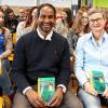 Janette Fraas, Lehrerin am Martin-Pollich-Gymnasium (rechts), freute sich über den Besuch von Umeswaran Arunagirinathan. Er las den Zehntklässlern aus seinem Buch vor und berichtete von seiner Flucht aus dem vom Bürgerkrieg heimgesuchten Sri Lanka nach Deutschland.