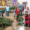 Zwei Meter Durchmesser hatte am Ende der Adventskranz für die Stadtpfarrkirche. Zuvor war einiges an Bastel-Arbeit für die begeisterten Viertklässler zu tun.