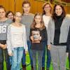 (cop)   Die Deutsche Akademie für Kinder- und Jugendliteratur in Volkach verlieh der Autorin Que Du Luu im November 2016 den Nachwuchspreis für deutschsprachige Kinder- und Jugendliteratur für ihren Roman „Im Jahr des Affen“. Anlässlich der Preisverleihung war die Schriftstellerin in Volkach und besuchte die Mädchenrealschule der Franziskanerinnen, wo sie für die 7. und 8. Klassen sowie die Jahrgangsstufen 8 bis 10 der Mittelschule Volkach aus ihrem prämierten Buch vorlas, nachdem sie einen Einblick in ihr Leben gegeben hatte, teilt die Schule mit. Der Titel des Romans bezieht sich auf das chinesische Horoskop, in dem das Jahr des Affen alle zwölf Jahre zurückkehrt und Veränderung sowie Bewegung bedeutet. Die Geschichte spielt 1992 in einer Kleinstadt und handelt von der 16-jährigen Mini, deren Leben in Bewegung gerät. Die Fragen der Schülerinnen beantwortete Que Du Luu geduldig und am Ende erntete sie kräftigen Beifall. Auf dem Bild sind die Schülerinnen der Mädchenrealschule Volkach und Que Du Luu (rechts) sowie daneben Kerstin Petz.