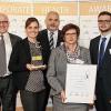 Bei der Preisverleihung in Bonn erhielt SKF gleich zwei Preise. Zu den Gratulanten zählten die Laudatoren Alexandra Schröder-Wrusch von der ias AG (links) und Skisprung-Legende Sven Hannawald (rechts). Über die Auszeichnungen freute sich die SKF Delegation mit Wolfgang Gollbach, Geschäftsführer, Lisa Eilmes, Personalentwicklung, Alfred Schneider, Leitender Werksarzt, Klara Weigand, Öffentlichkeitsarbeit und Sebastian Witzel, stellvertretender Betriebsratsvorsitzender (von links).