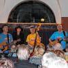Drei Franken mit dem Kontrabass spielte verstärkt durch einen Drummer in Straßenmusiker-Manier internationale Hits und begeisterten mit bissigen Eigenschöpfungen die rund 70 Zuhörer. Im Bild (von links) Kit Kiesel, Jens Kalthoff, Jag Zezula und Ralph Stövesandt. Foto: Josef Riedmann
