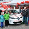 Zahnbürste gekauft, Elektro-Auto gewonnen: Im Bild (von links) Marktleiter Stephan Stoltenberg, Clemens Behringer, Hannes Bruckmüller, der für seinen Vater Thomas Bruckmüller den Schlüsseltest machte, dahinter die Schwester des Zoe-Gewinners, Brigitte Behringer sowie Guido Vorndran und Radio-Moderator Christian „Blacky“ Schwarz.