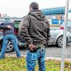 Fahndungserfolg: Polizeihauptkommissar Horst Spanheimer (links) durchsucht einen mit Haftbefehl gesuchten Mann, der vorläufig festgenommen wird. Bei dieser nachgestellten Situation beobachtet und sichert sein Kollege mit der Hand an der Schusswaffe.
