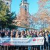 (ret)   Die Duale Hochschule Baden-Württemberg (DHBW) Mosbach begrüßte ihre Erstsemester der Fakultät Technik. Am Campus Bad Mergentheim waren darunter erstmals Studierende des neuen Profils Energie des Studiengangs Wirtschaftsingenieurwesen. „Sie beginnen ihr Studium an einer der größten Hochschulen Baden-Württembergs“, begrüßte Rektorin Prof. Dr. Gabi Jeck-Schlottmann die Technik-Studierenden im ersten Semester. Am 28. November schnupperten die 717 Technik-Erstsemester der DHBW zum ersten Mal Hörsaal-Luft. Ihr offizieller Studienbeginn liegt bereits zwei Monate zurück, denn die Fakultät Technik startet in Mosbach mit einem Praxissemester bei den Dualen Partnern. Rund die Hälfte der Technik-Erstis studiert Maschinenbau oder Bauwesen, die andere Hälfte verteilt sich auf die Fächer Elektrotechnik, Holztechnik, Informatik, Mechatronik und Wirtschaftsingenieurwesen. Insgesamt fingen in diesem Herbst zusammen mit der Fakultät Wirtschaft 1318 neue Studierende an der DHBW Mosbach an. Prof. Dr. Seon-Su Kim, Campusleiter in Bad Mergentheim, freute sich über den erfolgreichen Start des neuen Profils Energie im Studiengang Wirtschaftsingenieurwesen – Produkt- und Innovationsmanagement. „Damit bieten wir am Campus Bad Mergentheim ein deutschlandweit einzigartiges duales Angebot.“ Neben der Hochschulleitung hießen auch Professoren, die Studierendenvertretung, das Studierendenwerk sowie Vertreter der Städte und Landkreise die jungen Menschen willkommen.