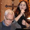 Matthias Schmitt an den Keyboards begleitet Emily Wukovich.