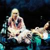 Noch ist die Zukunft nicht geschrieben: Der junge Peer Gynt mit seiner Mutter Aase, Andree Solvik und Barbara Wachholtz in Karl-Georg Kaysers Inszenierung von 1999.