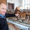 Walter Schenk aus Eibelstadt baut seit 20 Jahren Krippen. Im Rathaus stellt er sie nun aus.