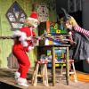Das Wittener Kinder- und Jugendtheater hat für die Kitzinger Kindergärten „Die kleine Hexe feiert Weihnachten“ aufgeführt. Und die freche Trixi (links) will einfach nicht auf Lisbet hören.