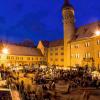 Weihnachtliche Stimmung kommt am Wochenende vor der prachtvollen Kulisse von Schloss Weikersheim auf. Für viele ist der Weikersheimer Weihnachtsmarkt einer der schönsten des Landes. Ein Adventskonzert und Märchenlesungen stehen ebenfalls auf dem Programm. Außerdem stattet der Nikolaus dem Weihnachtsmarkt an allen drei Tagen einen Besuch ab. In diesem Jahr lohnt außerdem die Ausstellung der Krippensammlung Carmen Würth, die derzeit im Schloss zu sehen ist, den Besuch.
