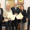 Regierungspräsident Paul Beinhofer (Mitte) bei der Übergabe der Medaillen und Urkunden an Elisabeth Barthelmann (Zweite von links) und Gertrud Dürrnagel (Zweite von rechts) unter Beisein des ersten Bürgermeisters Ralf Nowak (rechts) und stellvertretenden Landrats Oskar Ebert.