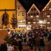 Weihnachtsmarkt im Lichterglanz: Platz vor der Stiftskirche.