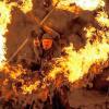 (ret)   Die Premiere im letzten Jahr wurde begeistert aufgenommen. Auch 2016 wird das Mittelalter-Spectaculum wieder zum Anziehungspunkt beim Wertheimer Weihnachtsmarkt. Die Kaufleute, Handwerker und Künstler schlagen ihr Lager diesmal am Mainplatz auf. Der Mittelaltermarkt findet am dritten und vierten Adventswochenende jeweils samstags und sonntags statt, wie die Stadt Wertheim mitteilt. Die Musikgruppe „Rabenzauber“ entführt mit Walking Acts in die mittelalterliche Zeit. Der Verein „Eiris“ und die „Keilerey“ aus Würzburg machen das Mittelalter erlebbar. Ein Münzpräger und die Armbrustschützen laden zum Mitmachen ein. Holzkunstwerker und Schmied demonstrieren ihr Handwerk. Neben Marktwaren (Gewänder, Edelsteine, Leder- und Filzwaren, Seifen und Ölen sowie Wollaccessoires) gibt es auch „historische“ Verpflegung, beispielsweise in der Süßbäckerey, in der Met Taverne und beim Hähnchengrill. Auch spannende Unterhaltung bietet der Mittelaltermarkt. Auf dem Programm stehen jeweils samstags und sonntags Greifvogel-Vorführungen um 14 Uhr, Show-Schwertkämpfe um 16 Uhr und Feuershows um 17.30 Uhr. Das Mittelalter-Spectaculum erwartet seine Besucher am 10./11. und 17./18. Dezember von 12 bis 20 Uhr. Es ist eingebettet in den Wertheimer Weihnachtsmarkt, der vom 9. bis 18. Dezember in der Innenstadt stattfindet.