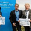 (ts) Beim Dichtungshersteller SKF Economos Deutschland heißt es auch in diesem Jahr „Spenden statt schenken“. An den acht Standorten im Bundesgebiet wird jährlich wechselnd karitativen Einrichtungen geholfen. Mit 5000 Euro unterstützt SKF Economos diesmal drei gemeinnützige Unternehmen in der Region Schweinfurt. Unterstützt wird die Lebenshilfe Haßberge in Haßfurt. Dieser Verein bietet im Landkreis Haßberge ein vielfältiges Angebot für Menschen mit geistiger Behinderung. Geld bekommt auch die Schweinfurter Kindertafel. Dieser Verein sorgt sich um Kinder und deren Eltern in Armut; Frühstücksbeutel werden an bedürftige Schulkinder verteilt und mit großem Engagement wird auf Kinderarmut aufmerksam gemacht. Weiterhin bedacht wird die Elterninitiative leukämie- und tumorkranker Kinder Würzburg. Im Bild (von links) Jürgen Maier, Vorstand des Fördervereins Elterninitiative leukämie- und tumorkranker Kinder, und seine Frau Heike Maier-Gündisch, Jochen Richter, SKF Economos, Stefan Labus, Vorsitzender Schweinfurter Kindertafel, und Hubert Heusinger, Kindertafel.