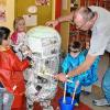 (gab)   Künstler Paul Bodes aus Gemünden besuchte den Kindergarten Adelsberg. Passend zum Jahresthema „Kleine Künstler ganz groß“ gestaltete er mit den Kindern eine Minions-Figur aus Pappmaché. Diese Art von Kunst hat den kleinen Künstlern viel Spaß bereitet, schreibt der Kindergarten in der Mitteilung.